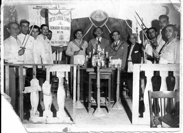 1930_LogiaPesq-TioRoberto-esposo-de-tia-cuca-primero-izquierda.jpg