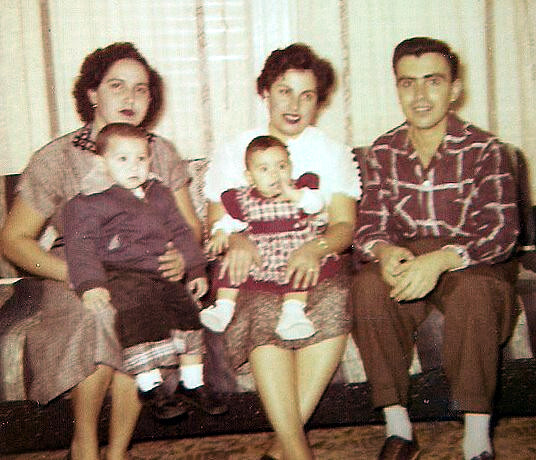 1956-12_Esthela-Baro-TiosCarmen-RicardoMontalvo-BebeCarmenLeticia.jpg