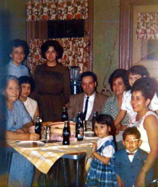 1965_chicago_izq-abuelita-eduviges-ortegon-de-casas_tia-linda-blusa-blanca-esp-jose-montalvo_vestido-azul-tia-chole_tia-vicke_tio-jose-romero-y-tia-licha_nina-blanca-nelli-gzz_tia-madrina-leto-casas_abajo-prima-alma-rosa-gzz_fidel-gzz.PepeMontalvo.jpg